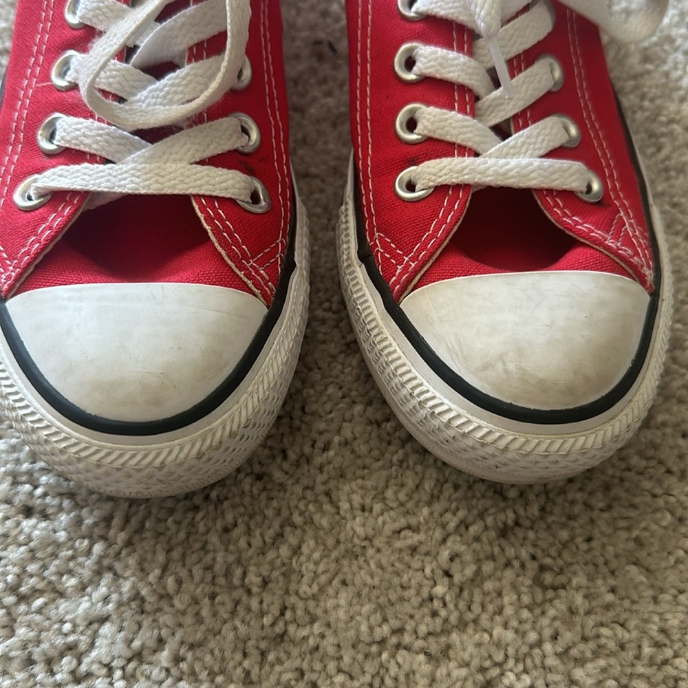 Red converse - Picture 2 of 5